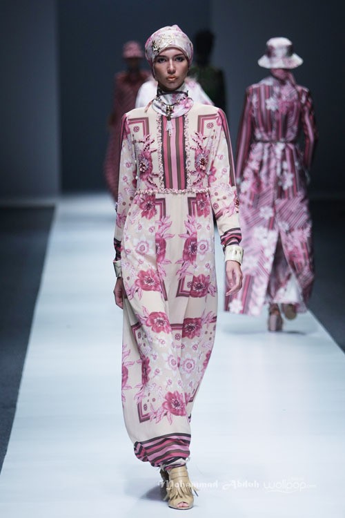 Itang Yunasz Kalimantan Jakarta Fashion Week 2016 at Senayan City. Jakarta. [Foto: Mohammad Abduh/Wolipop]