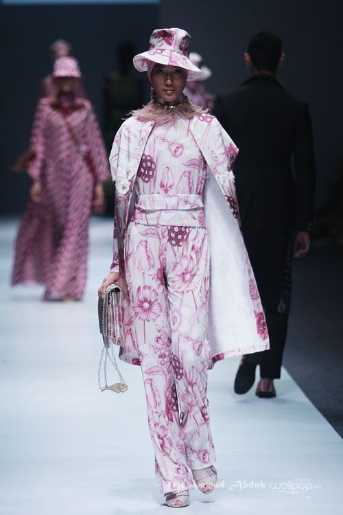 Itang Yunasz Kalimantan Jakarta Fashion Week 2016 at Senayan City. Jakarta. [Foto: Mohammad Abduh/Wolipop]