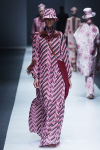 Itang Yunasz Kalimantan Jakarta Fashion Week 2016 at Senayan City. Jakarta. [Foto: Mohammad Abduh/Wolipop]