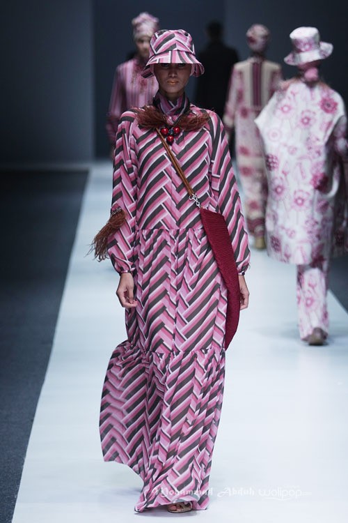 Itang Yunasz Kalimantan Jakarta Fashion Week 2016 at Senayan City. Jakarta. [Foto: Mohammad Abduh/Wolipop]