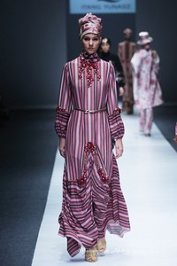 Itang Yunasz Kalimantan Jakarta Fashion Week 2016 at Senayan City. Jakarta. [Foto: Mohammad Abduh/Wolipop]