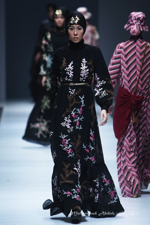 Itang Yunasz Kalimantan Jakarta Fashion Week 2016 at Senayan City. Jakarta. [Foto: Mohammad Abduh/Wolipop]