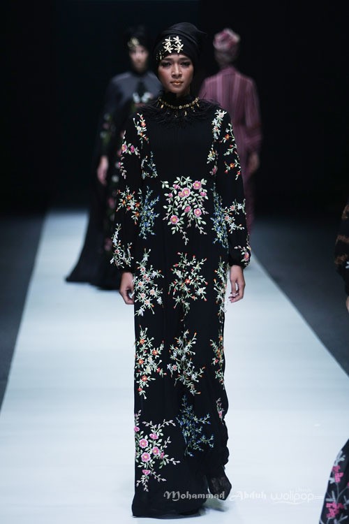 Itang Yunasz Kalimantan Jakarta Fashion Week 2016 at Senayan City. Jakarta. [Foto: Mohammad Abduh/Wolipop]