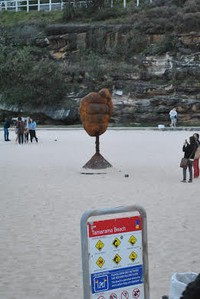 Salah satu yang paling menarik adalah tangan raksasa yang seakan sedang menggenggam pasir. Bentuknya yang gigantis menarik perhatian para pengunjung (Meliyanti/detikTravel)