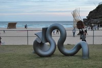 Asyiknya, wisatawan bisa memerhatikan instalasi seni yang tersebar sambil menikmati pemandangan di tepi Pantai Bondi (Meliyanti/detikTravel)