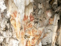 Menurut warga sekitar, lukisan telapak tangan sudah ada sejak zaman prasejarah dan dibuat oleh manusia purba. Lukisan itu juga mirip dengan yang ada di situs sejarah Gua Leang-leang, Maros (Kurnia/detikTravel)