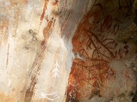Lukisan purba ini berwarna merah kecoklatan dan tersebar di berbagai sisi dinding tebing karst. Selain telapak tangan, ada juga gambar ikan, perahu dan benda lain yang tampak seperti simbol (Kurnia/detikTravel)