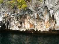 Wisatawan yang ingin melihat lukisan, tak perlu turun dari kapal. Cukup diperhatikan dari atas kapal saja (Kurnia/detikTravel)