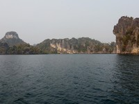 Pemandangan pulau karst di sekitar Gua Telapak Tangan. Panorama di sekitar gua biasanya terlihat begitu indah ketika langit cerah (Kurnia/detikTravel)