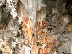 Lukisan Telapak Tangan Misterius di Raja Ampat