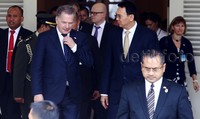 Sauli Vainamo berjalan menuju mobil sambil terus berbincang dengan Ahok.