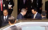 Ahok mengantar Sauli Vainamo menuju mobil yang menunggunya di depan Balaikota DKI Jakarta.