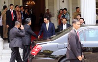 Ahok mengantar Sauli Vainamo dan rombongan hingga depan Balaikota.