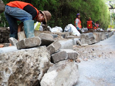 Perbaikan Trotoar di Jalan Pattimura