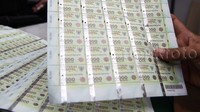 10 Ribu lembar materai palsu senilai Rp 3 miliar disita dari tersangka.
