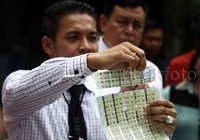 Tersangka memproduksi materai menggunakan mesin cetak tahun 1980. Dengan menggunakan kertas dan pelat alumunium, materai palsu hasil cetakan tersangka didistribusikan ke toko-toko kelontong dan tempat fotocopy.
