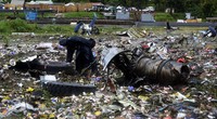 Badan pesawat yang hancur tersebar di sepanjang tepi Sungai Nil Putih. Stringer/Reuters/detikFoto.