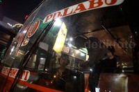 Petugas Dishub DKI Jakarta memeriksa kelengkapan surat-surat kendaraan.