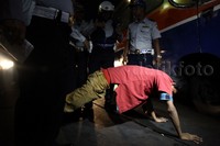     Seorang sopir yang tidak memiliki SIM disuruh push up oleh petugas.