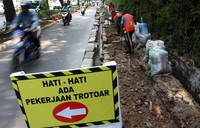 Untuk menghindari kecelakaan, petugas memasang papan pemberitahuan agar penguna kendaraan berhati-hati saat melintas. Lamhot Aritonang/detikFoto.