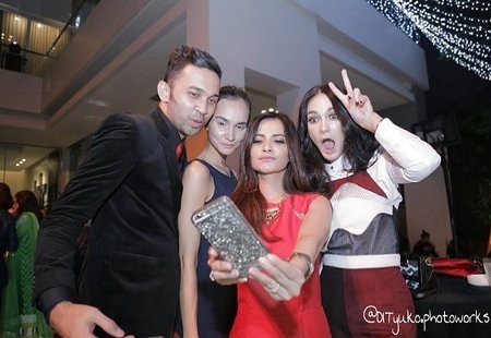 Peace! Luna Maya Selfie Bareng Cut Tari