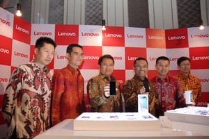 Tiga Menteri Sambut Ponsel 4G Murah Made in Indonesia
