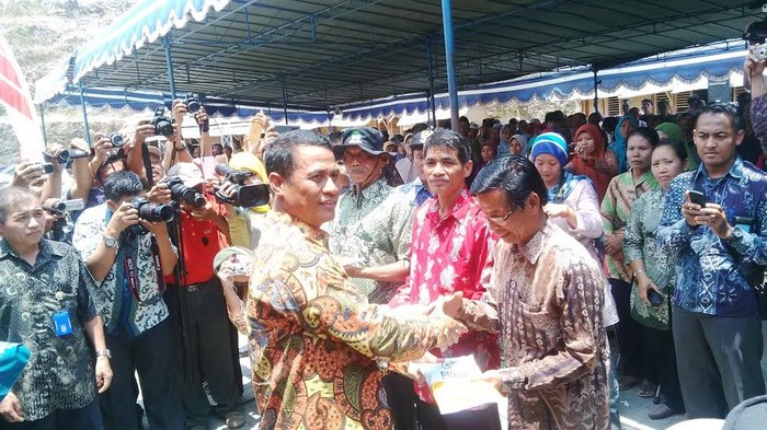Mentan Bagi-bagi Bibit, Traktor, dan Pompa untuk Petani Gunungkidul