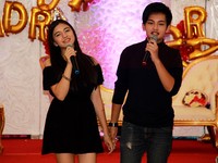 Cassandra Lee dan Randy Martin mesra saat menggelar meet n greet di Karawang. (dok. Pribadi)