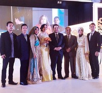 Tya dan Asyraf berfoto bersama keluarga. (Instagram/tyaarifinnw)