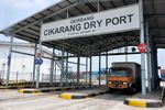 Melihat Aktivitas di Cikarang Dry Port