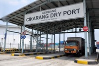 Truk kontainer keluar gerbang Cikarang Dry Port. Pool/Efrimal Bahri.