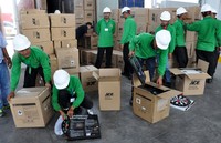 Pekerja menata kardus-kardus di Cikarang Dry Port. Pool/Efrimal Bahri.