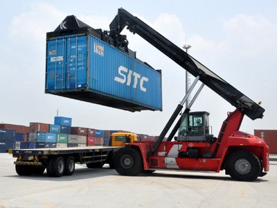 Melihat Aktivitas di Cikarang Dry Port