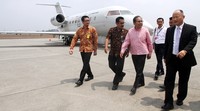 Rizal Ramli berjalan meninggalkan pesawat usai menjajal selama 1,5‎ jam.