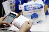 Mandiri e-cash merupakan aplikasi uang elektronik berbasis sosial, yang bertujuan untuk mendorong transaksi elektronik guna mendukung Gerakan Nasional Non Tunai. Aplikasi Mandiri e-cash dapat diunduh di Google Play, App Store, Blackberry App World atau melalui akses *141*6#.