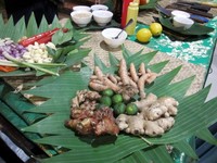 Bumbu genep dibuat dari bumbu dapur dan aneka rempah seperti lengkuas, kunyit, jahe, kencur, bawang merah, bawang putih, kemiri, ketumbar, merica, garam, kelapa, cabe rawit, terasi, daun jinten, dan sereh.