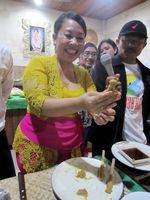 Serunya Belajar Membuat Lawar, Sate Lilit, dan Es Kuwut Khas Bali!