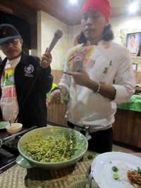 Chef Muto menampilkan cara pembuatan lawar dengan bahan utama kacang panjang, kelapa parut, gula merah, bumbu genep, bawang goreng, dan jeruk limau.