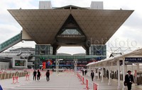 Pameran Tokyo Motor Show digelar di Tokyo Big Sight yang terletak di Odaiba. Gedung ini berbentuk unik dengan 4 segitiga yang terbalik.