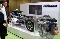 Pengunjung melihat-lihat teknologi hybrid di booth Suzuki.