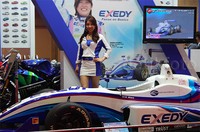 Seorang SPG berpose dengan mobil balap.