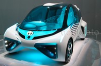 Berbeda dengan Mirai, FCV Plus ini menempatkan fuel cell stack di antara roda depan, sementara tangki hidrogen ditempatkan di belakang bangku kedua.