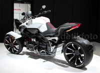Motor Neowing ini memiliki dua roda di bagian depan dan satu di belakang. Tampangnya bisa dibilang sangat agresif dengan menonjolkan sudut-sudut tajam di berbagai sisi.