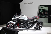 Setang Neowing dibuat tinggi dengan riding position santai khas motor cruiser.    Di bagian roda depan ditanam original Honda linkage mechanism. Teknologi ini diklaim mampu memungkinkan motor ini menikung kecepatan rendah maupun tinggi meski badannya bongsor.
