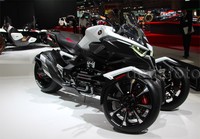 Motor ini juga sudah tersemat teknologi Tilting front suspension system. Ini berfungsi sebagai pengunci roda depan saat motor berhenti, sehingga motor akan tetap tenang.