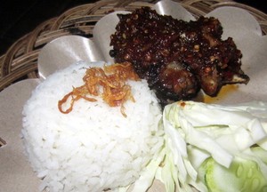 Ayam Penyet Bu Sri Menteng: Sedap Mantap Iga Bakar Penyet Berbalut Sambal Terasi