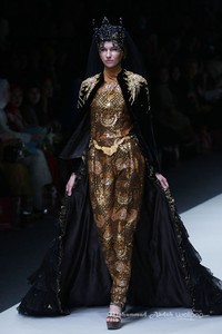 Anniesa Hasibuan Trone. Jakarta Fashion Week 2016 at Senayan City. Jakarta. [Foto: Mohammad Abduh/Wolipop]