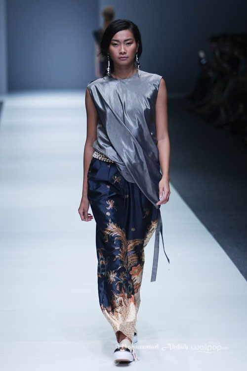 Toton Januar Indonesia Fashion Forward. Jakarta Fashion Week 2016 at Senayan City. Jakarta. [Foto: Mohammad Abduh/Wolipop]