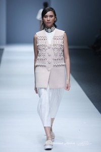 Toton Januar Indonesia Fashion Forward. Jakarta Fashion Week 2016 at Senayan City. Jakarta. [Foto: Mohammad Abduh/Wolipop]