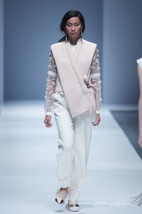 Toton Januar Indonesia Fashion Forward. Jakarta Fashion Week 2016 at Senayan City. Jakarta. [Foto: Mohammad Abduh/Wolipop]